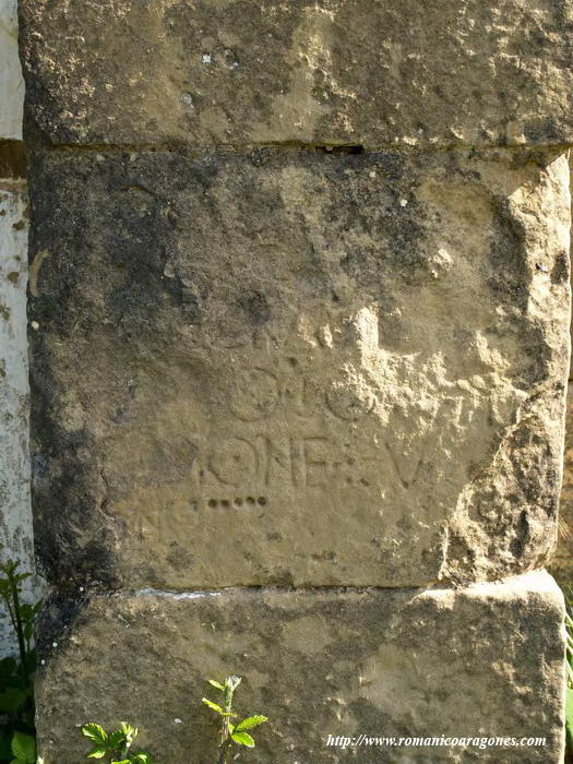 SILLAR EPIGRAFIADO. DETALLE DE LA CARA ESTE